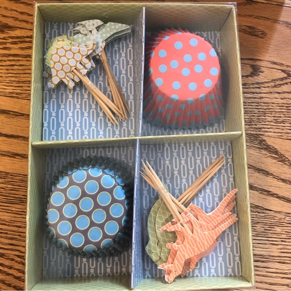 Kuhn Rikon Cookie and Cupcake Decorating Set plus Dinosaur Cupcake Toppers - Picture 5 of 6